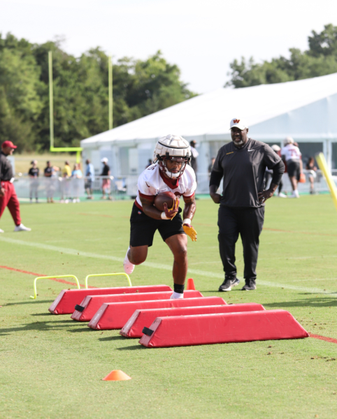 RB Jaret Patterson (32) running the ball at the Commanders train