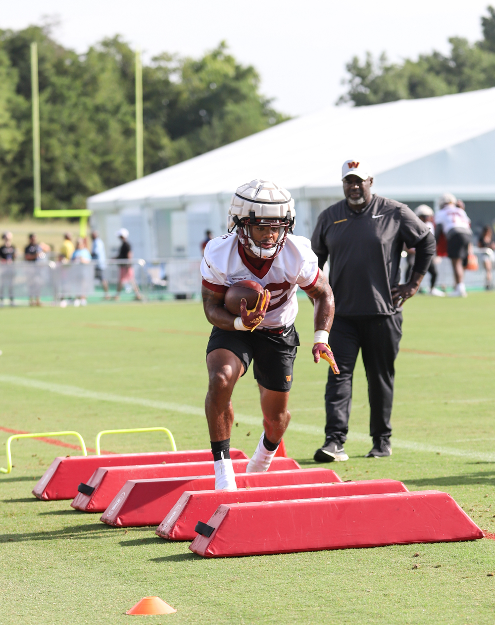 RB Jaret Patterson (32) running the ball at the Commanders train