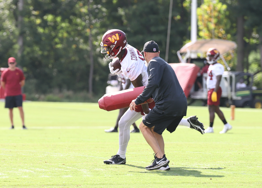 WR Terry McLaurin (17) makes a catch from Wentz (4) at the Comm
