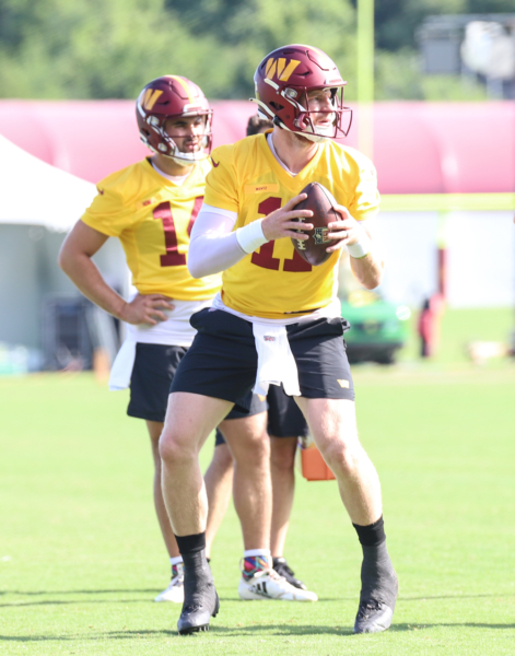 Washington Commanders Quarterback Carson Wentz (11) before maki