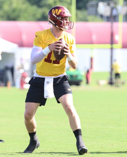 Washington Commanders Quarterback Carson Wentz (11) before maki