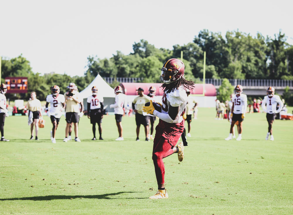 Washington Commanders Wide Reciever Cam Sims (89) makes a catch