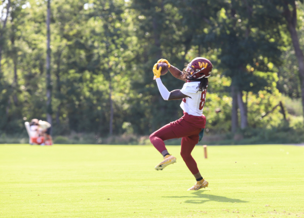 Washington Commanders Wide Reciever Cam Sims (89) makes a catch