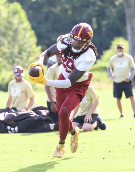 Washington Commanders Wide Reciever Cam Sims (89) makes a catch